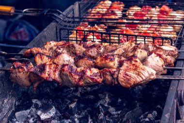 Üzerinde metal bir mangal şiş üzerinde domates etli hazırlanması