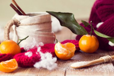 bir fincan çay ve mandalina ile sıcak kış. Noel natürmort