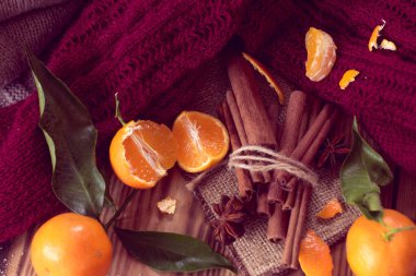 mandalina ve kazak ile sıcak kış. Noel natürmort