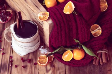 sıcak kış bir fincan çay ve mandalina. Noel natürmort