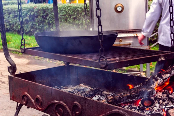 Tigela Oval Cima Sobre Fogo Comida Preparação Lugar Público — Fotografia de Stock