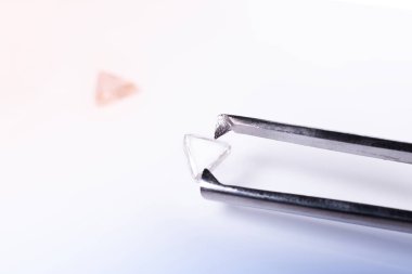 Doğal mayınlı cımbız, makro üçgen şeklindeki karo