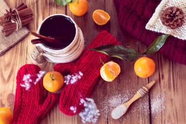 bir fincan çay ve mandalina ile sıcak kış kırmızı mittens. Noel natürmort