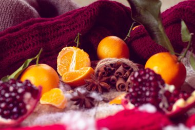 sıcak kış mandalina, nar ve kazak. Noel natürmort