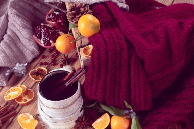 sıcak kış bir fincan çay ve mandalina. Noel natürmort