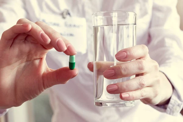 Zelená Pilulka Sklenku Vody Rukou Lékaře — Stock fotografie