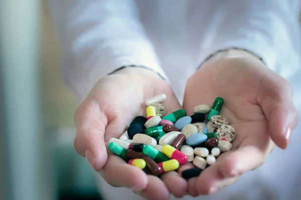 Píldoras Diferentes Coloridas Cápsulas Las Manos Médico Imagen de stock