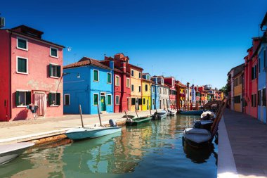 Burano Adası renkli evleri ve merkezi kanal ile