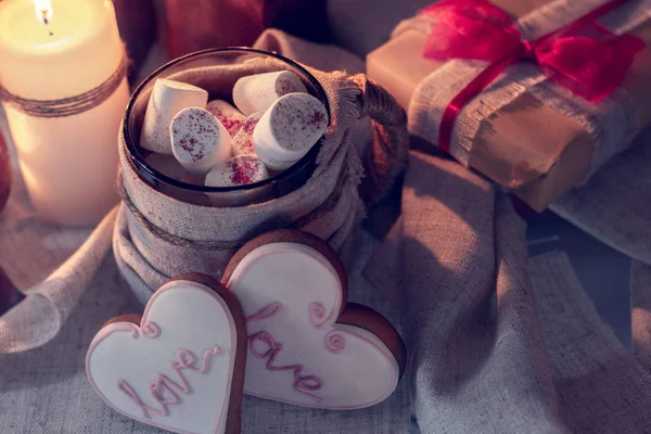 Kuscheliger Winter Mit Geschenk Ingwerschnaps Herzform Und Tasse Kaffee Mit — Stockfoto