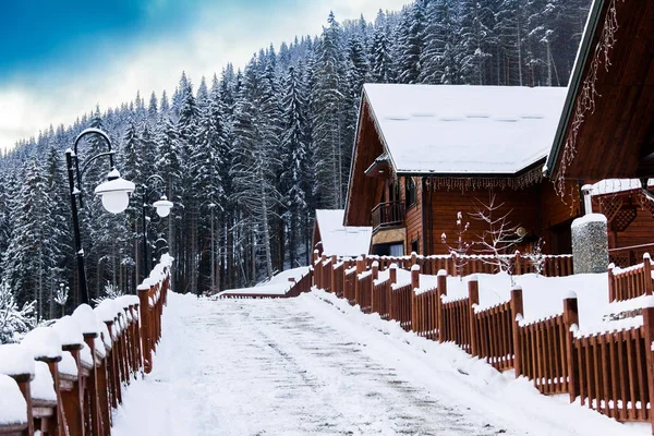 Ciudad Invierno Las Montañas Con Casas Carretera Centro Imágenes de stock libres de derechos