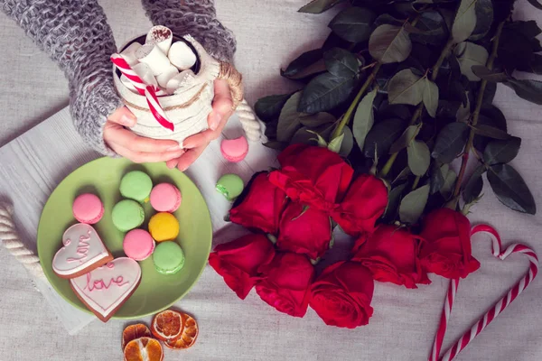 Desayuno Cama Con Rosas Rojas Corazón Piruleta Rayada Taza Café — Foto de Stock