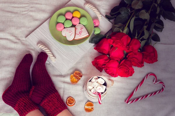 Piernas Mujer Calcetines Desayuno Cama Con Rosas Rojas Corazón Piruleta — Foto de Stock