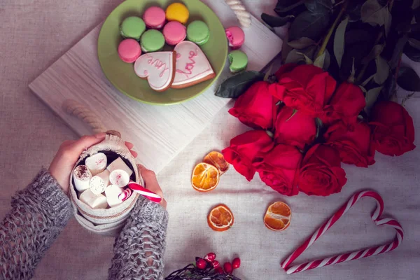 赤いバラ ハート ストライプ ロリポップの盆にコーヒー マシュマロ マカロン ジンジャーブレッド クッキーのカップとベッドでの朝食します 聖バレンタインの日のためのある静物 — ストック写真