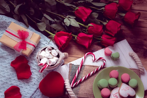 Rote Rosen Und Geschenke Mit Einem Frühstück Aus Makronen Und — Stockfoto