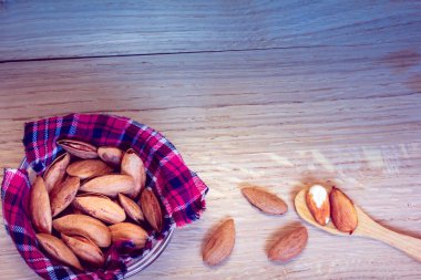 badem ahşap arka plan üzerinde bir tabak içinde