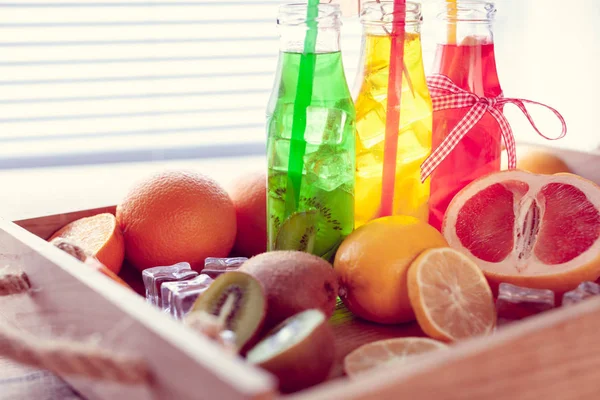 Desayuno Diferentes Frutas Bebidas Una Bandeja Madera Una Cocina — Foto de Stock