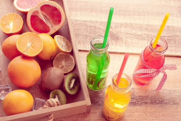 과일과 음료는 부엌에 트레이에 — 스톡 사진