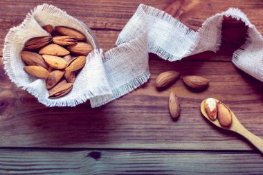 badem ahşap arka plan üzerinde bir tabak içinde