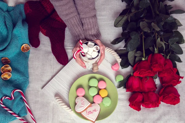 Piernas Mujer Calcetines Desayuno Cama Con Rosas Rojas Suéter Corazón — Foto de Stock