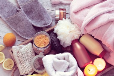 Spa ahşap tepsi içinde gri terlik, bornoz, havlu ve diğer aksesuarlar için banyo dan oluşur