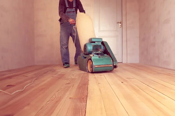 Tischler Poliert Holzboden Mit Elektrischer Holzschleifmaschine Einem Raum — Stockfoto