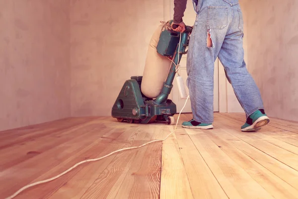 Tischler Poliert Holzboden Mit Elektrischer Holzschleifmaschine Einem Raum — Stockfoto