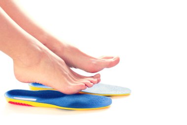 Ortopedik tabanlık ve üstündeki kadın bacakları