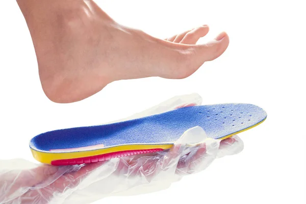 Hände Gummihandschuhen Halten Eine Orthopädische Einlegesohle — Stockfoto