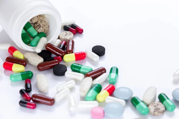 Barevné Kapsle Pilulek Vymykají Láhev Bílém Pozadí — Stock fotografie