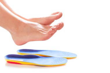 Ortopedik tabanlık ve üstündeki kadın bacakları