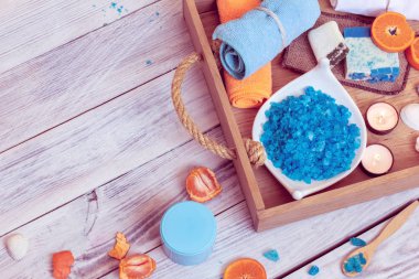 Spa oluşur havlu, mavi deniz tuzu, mumlar ve mandalina içinde ahşap tepsi