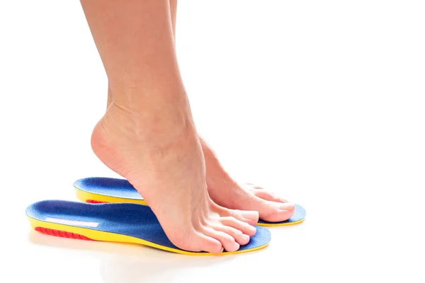 Frauenfüße Stehen Orthopädischen Einlagen Auf Zehenspitzen — Stockfoto