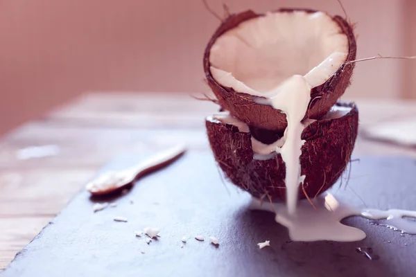 Kokosmelk Vloeit Voort Uit Kokosnoot Een Zwarte Achtergrond — Stockfoto