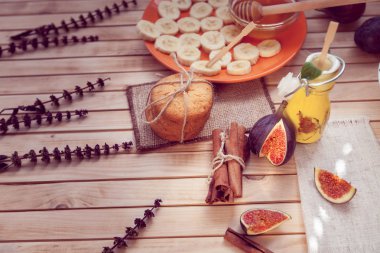 Cam Kavanoz ve tarçın, çerez ve tatlım bir incir Yoğurtlu