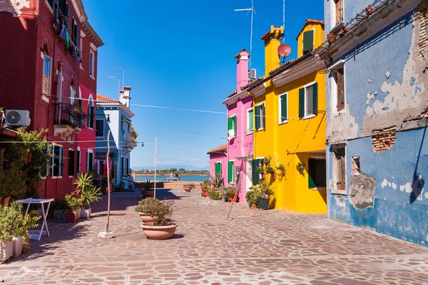 Colorido burano ilha e e casa azul com gesso gasto — Fotografia de Stock