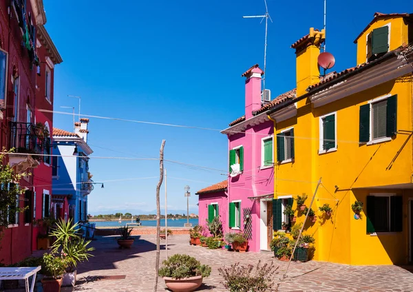 Ilha de burano com casas coloridas — Fotografia de Stock