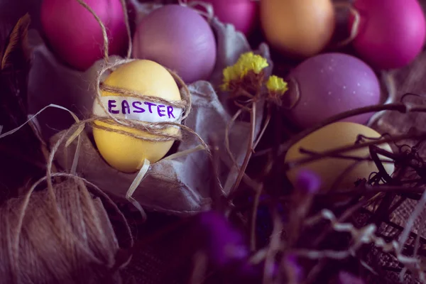 Uova di Pasqua colorate con iscrizione "Pasqua " — Foto Stock