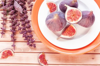 incir turuncu bir kase dilimlenmiş 