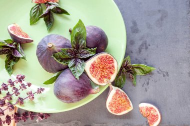 Fesleğenli dilimlenmiş incir 