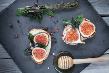 ricotta incir ve ballı tarafından bulaşmış toasteres