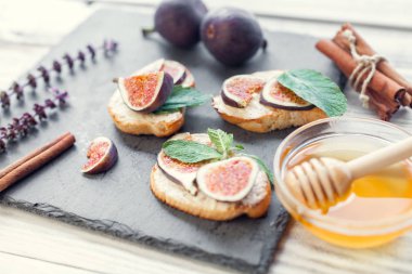 ricotta incir ve ballı tarafından bulaşmış toasteres
