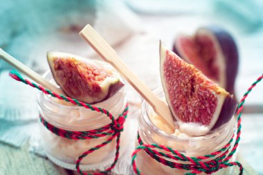 bir incir ile dekore edilmiş yoğurt