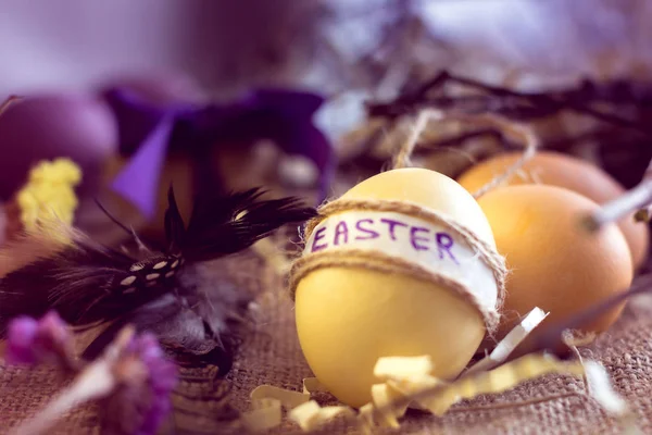 Uova gialle con iscrizione "Pasqua " — Foto Stock