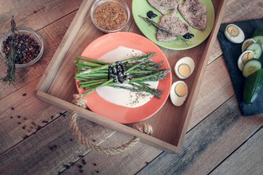 biftek ve bir tepsi üzerinde kuşkonmaz ile öğle yemeği