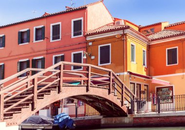 renkli evler ve köprü Burano Adası