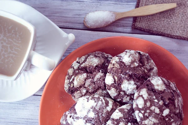 Classic chocolate crinkle cookies and coffee — Stock Photo, Image