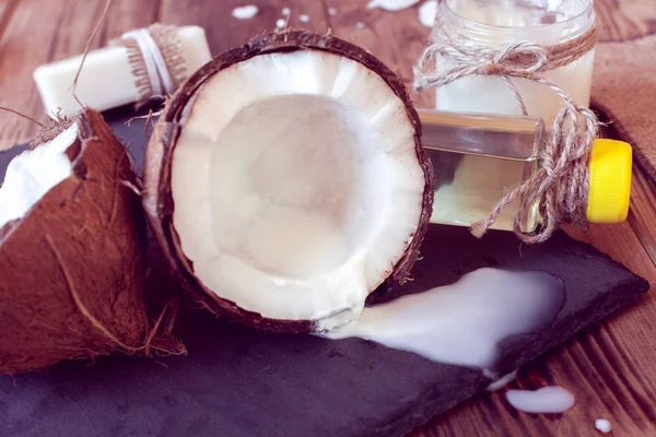 Conjunto de produtos de coco para o cuidado do cabelo e corpo — Fotografia de Stock