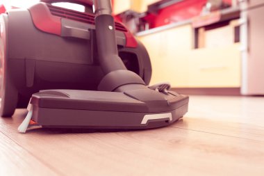 Mutfakta bir laminat üzerinde elektrikli süpürge