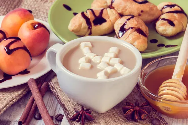 Desayuno de café, croissants, albaricoques, miel, canela y un — Foto de Stock