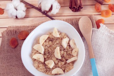 Muz ile Quinoa lapası 